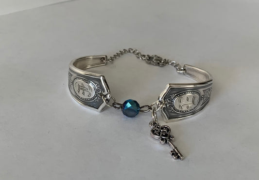 Bracelet with blue stone