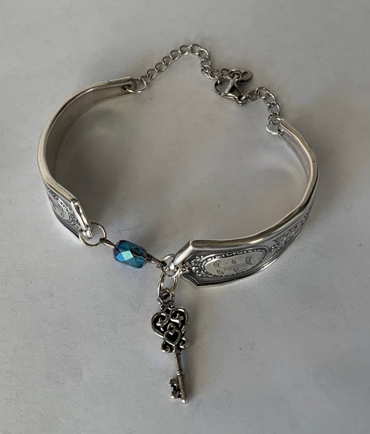 Bracelet with blue stone